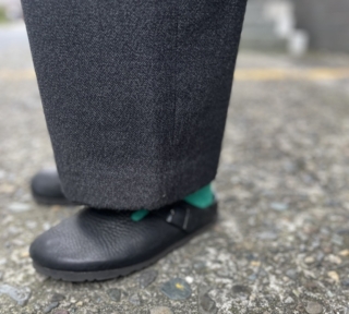 鮮やかなグリーンのモヘアソックスを差し色に投入。こういったディテールも手を抜かないのは、さすが安武さんですよね