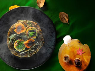 アミューズ ブーシュ（4種）：シェフのコンソメスープ（聖護院蕪入り）／鰻の燻製とニンニクの芽を使ったコンディメント／レバームース／ほおずきの綿あめ包み