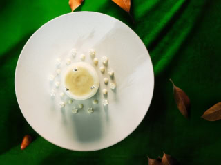 オードブル：車海老のタルタル カリフラワーのブラマンジェ トマトウォーターアクセント