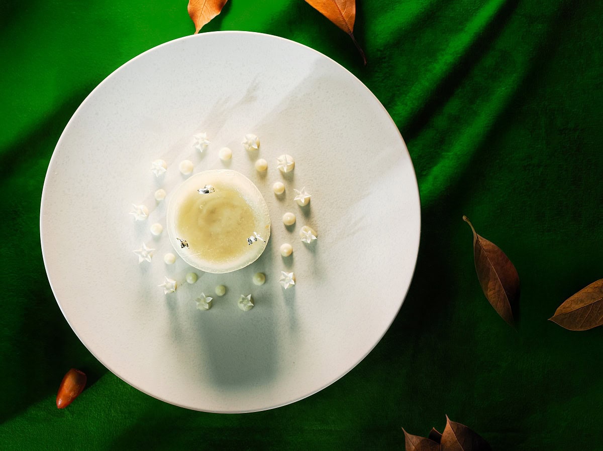 オードブル：車海老のタルタル カリフラワーのブラマンジェ トマトウォーターアクセント