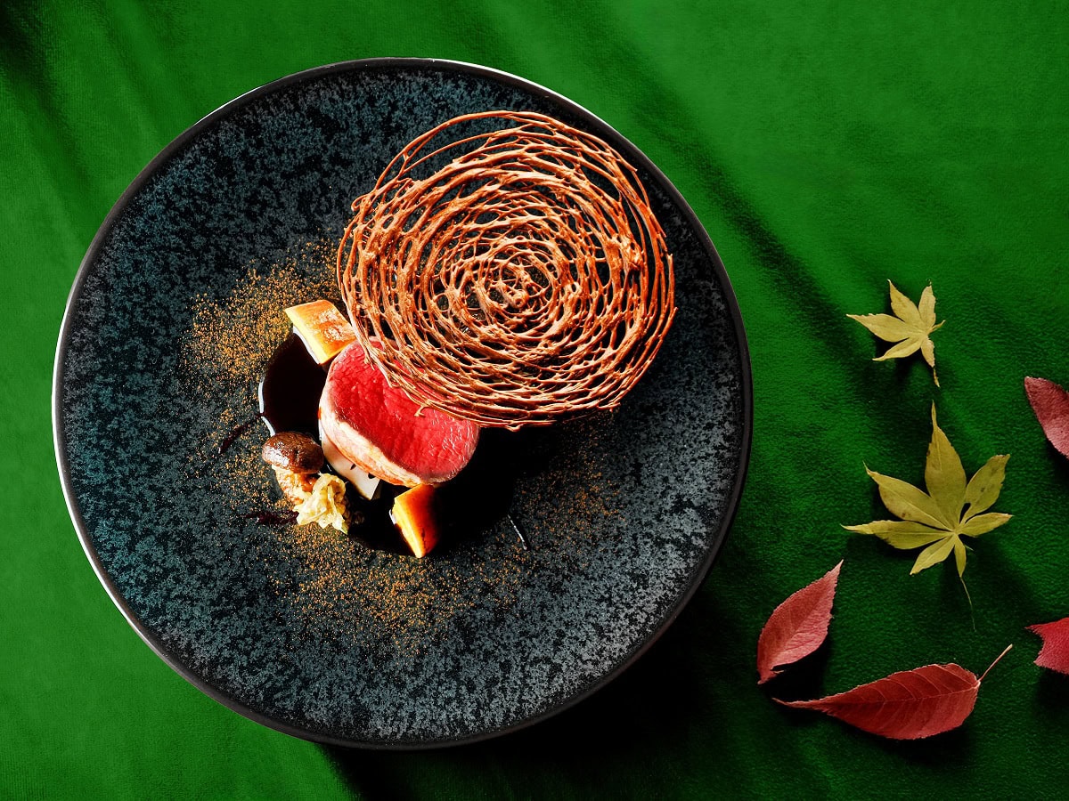 メインー肉料理：蝦夷鹿のロースト　季節野菜を添えて