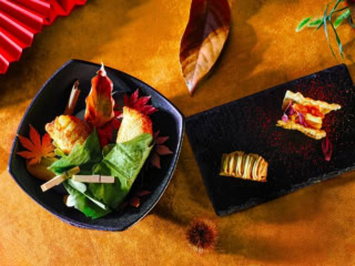 アミューズ ブーシュ（4品）：シェフのコンソメスープ（聖護院蕪入り）／ポルチーニ茸と笠間栗のモンブラン／穴子のバルサミコ風味サンド／秋刀魚とドライトマトのパイ包み