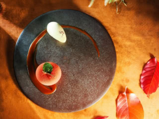 デセール：林檎とラムレーズンのムース　キャラメルソース