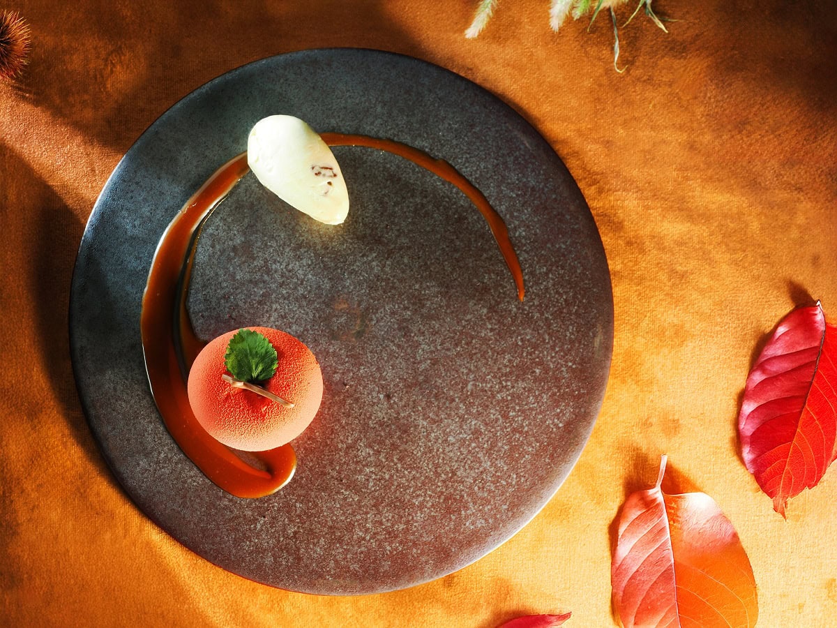 デセール：林檎とラムレーズンのムース　キャラメルソース