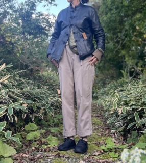 今回の旅の着こなしがこちら。かなりワイドなチノパンをセレクトしましたが、このシューズはボリューム感が絶妙なので、あらゆるボトムスと合わせやすいはず