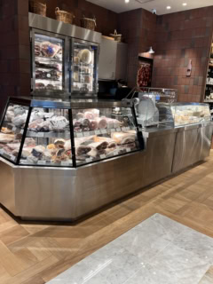 国内外から選りすぐりのチーズ、生ハムなどのシャークタリー