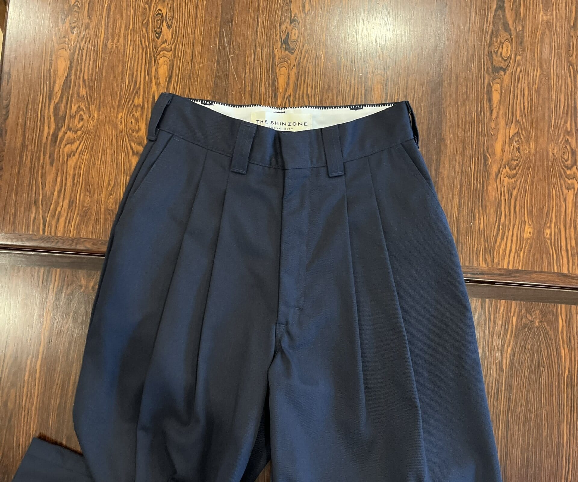 ゆったりとしたヒップに対し、ウエストはキュッと仕上げているのが好き♡