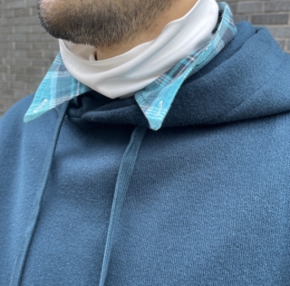 ボタンダウンをあえて外して襟をチラ見せ。このシャツはネックサイズが少し大きめらしく、タートルネックをはさんでバランスを図ったそう