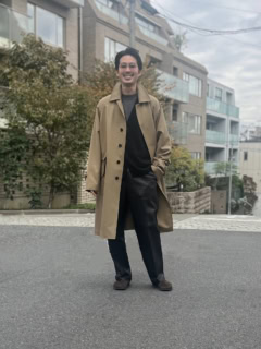 メゾン エ ヴォヤージュのコートとカーディガン、ウメダニットのクルーネックニット、エディションのレザーパンツ、オリバー ゴールドスミスのメガネ、ビルケンシュトックのシューズは井上さんの私物