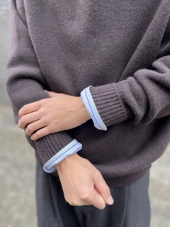 袖口からもシャツをのぞかせていますが、折り返す分量はかなり控えめに仕上げるのがポイント