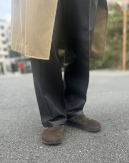 ビルケンシュトックの「ボストン」は、コートと色リンクした旬のブラウンをチョイス