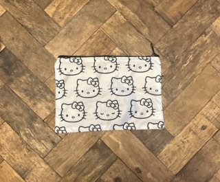 よく見えると寝てる？ キティちゃんがいます！