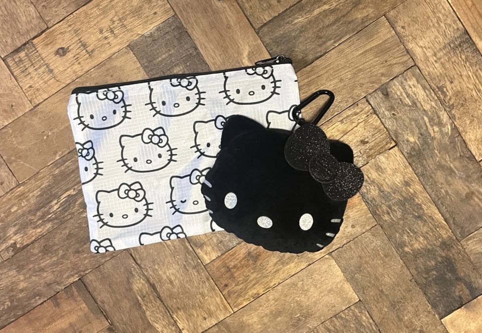 ちょいギャルで可愛い♡黒い【ハローキティ】フェイスポーチで40代もバッグチャームデビュー!