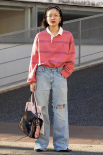 風合いのあるラガーシャツにダメージデニムとヴィンテージ感のある着こなしに都会的な空気感をプラスするのがメタルの眼鏡。バッグともリンクしてプレッピーなムード満点!