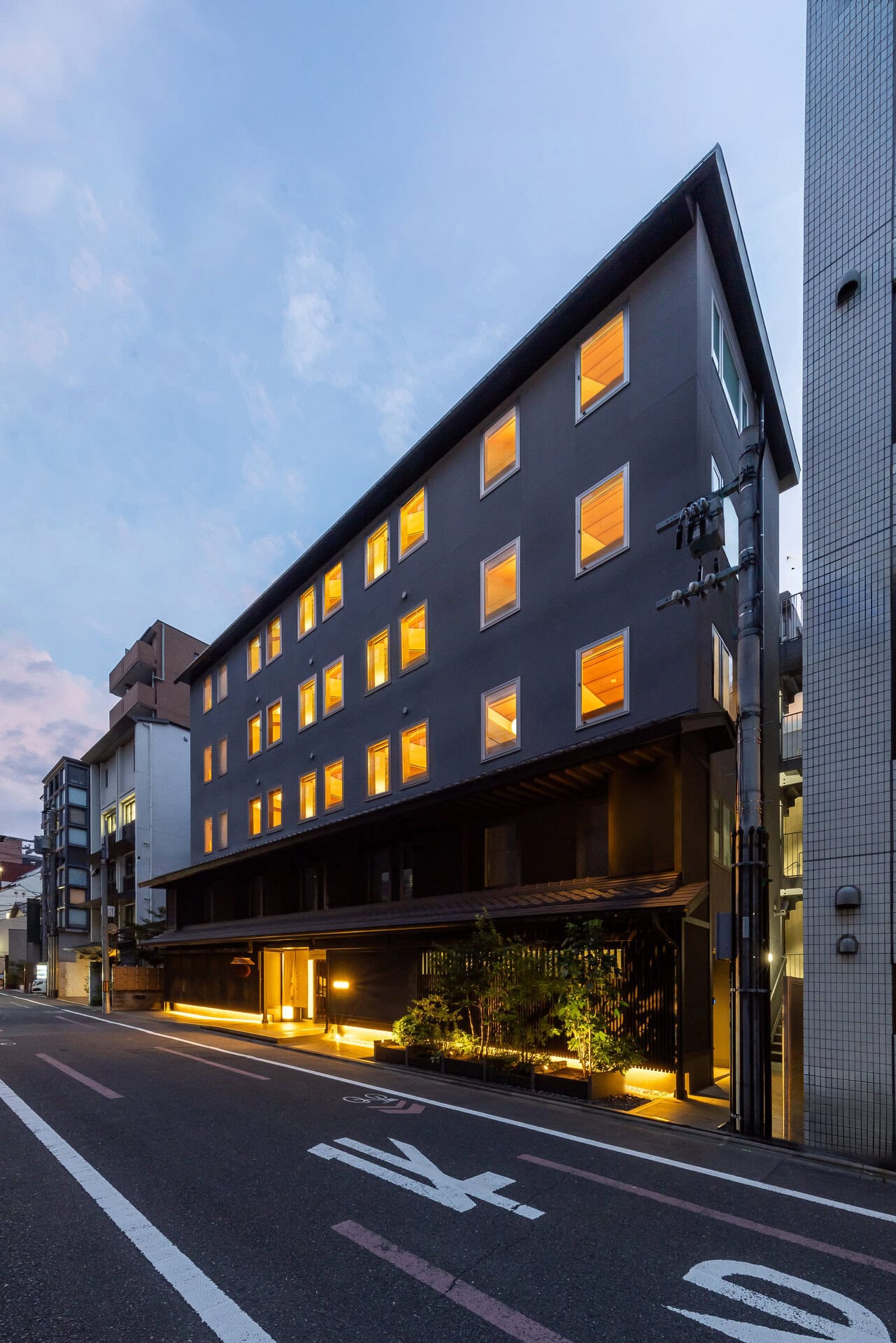 【住所】京都市中京区両替町通姉小路下る柿本町410番地2 【最寄り駅】京都市営地下鉄烏丸線・東西線「烏丸御池」駅 6番出口より徒歩2分 【電話番号】075-748-1109