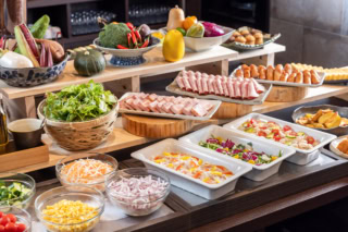 パンやたっぷりの野菜など、バラエティ豊かなモーニングも。