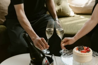 ■ 特別な日を演出「スパークリングワイン付きプラン」 ホリディシーズンの特別な夜にふさわしい、スパークリングワイン付きのステイプラン。