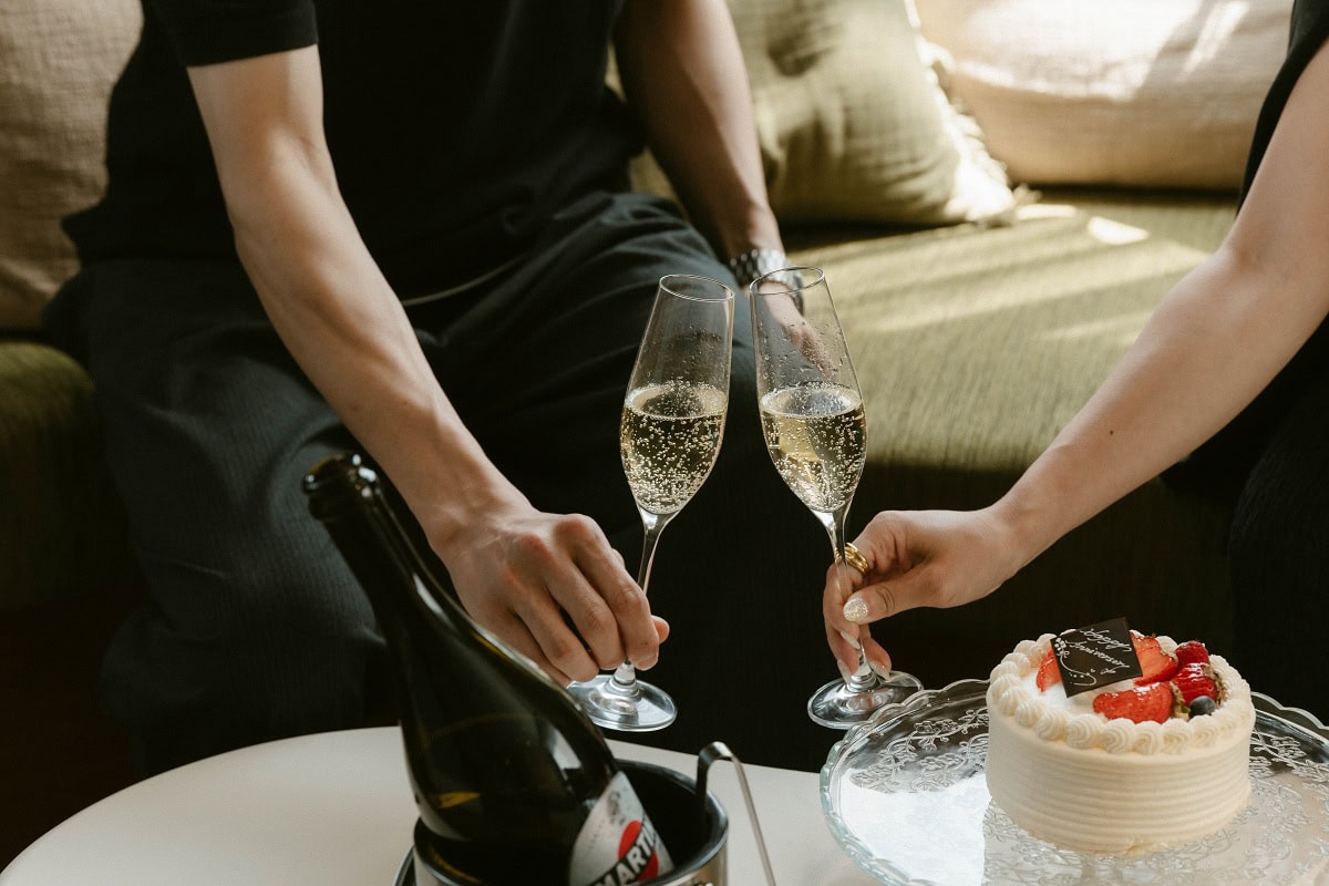 ■ 特別な日を演出「スパークリングワイン付きプラン」 ホリディシーズンの特別な夜にふさわしい、スパークリングワイン付きのステイプラン。