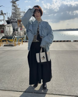 撮影仕事の日は細々とした荷物がたくさんあるので肩掛けバックも併用。すぐ使いたいものはトートバッグに入れました。