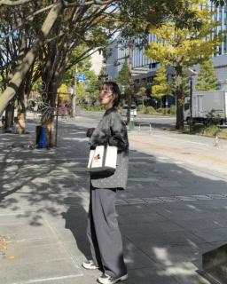 大人なワントーンコーデともマッチ。