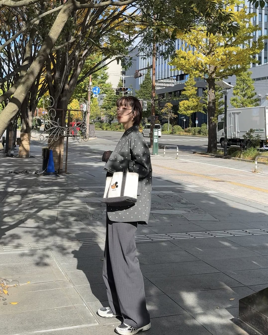 大人なワントーンコーデともマッチ。