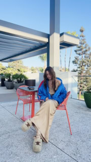 アディダスのカジュアルなブルゾンをベージュのキャミに合わせて。こんなバランスが新しくて新鮮!