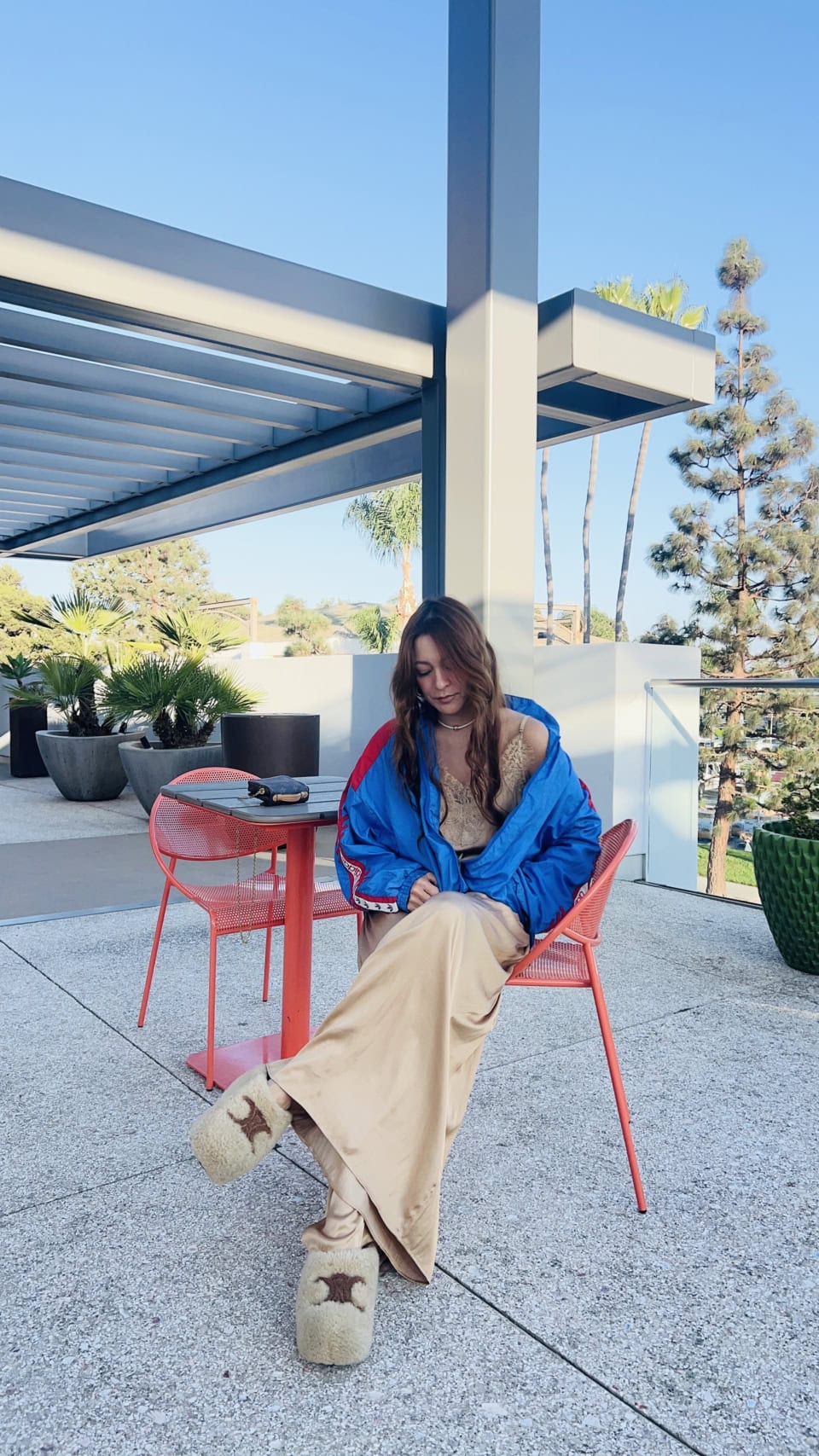 アディダスのカジュアルなブルゾンをベージュのキャミに合わせて。こんなバランスが新しくて新鮮!