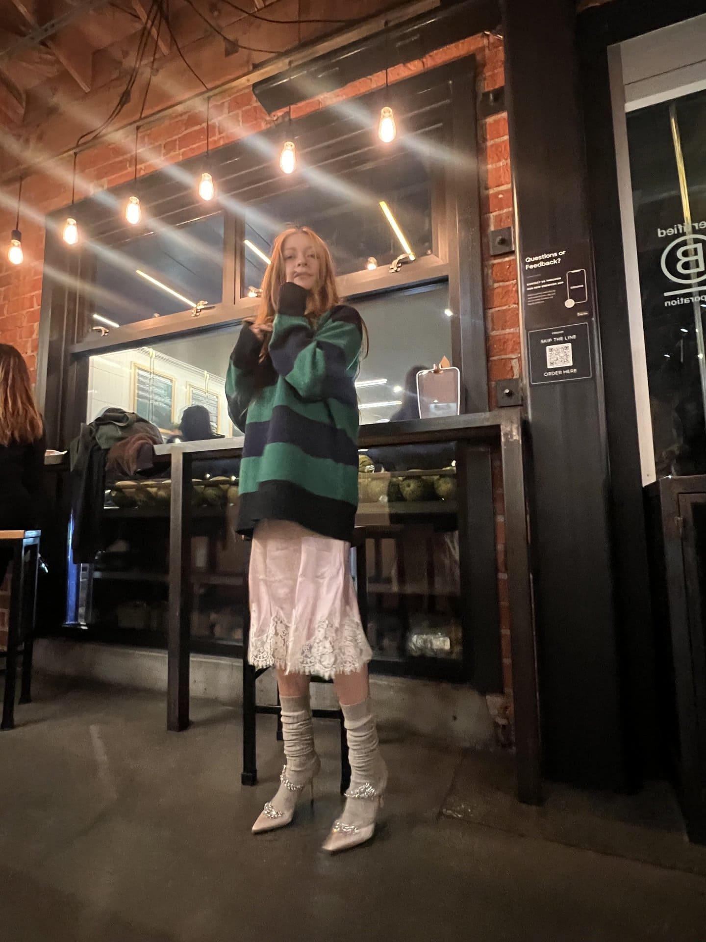 Reformationのピンクのスカートをラガーシャツに合わせて。女っぽくし過ぎないスタイリングがキブンです。