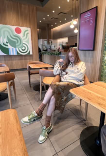 MIU MIUのジャケットを、Reformationの花柄レーススカートに合わせて。シンプルなのでテキトーな組み合わせでもちゃんとまとまります。