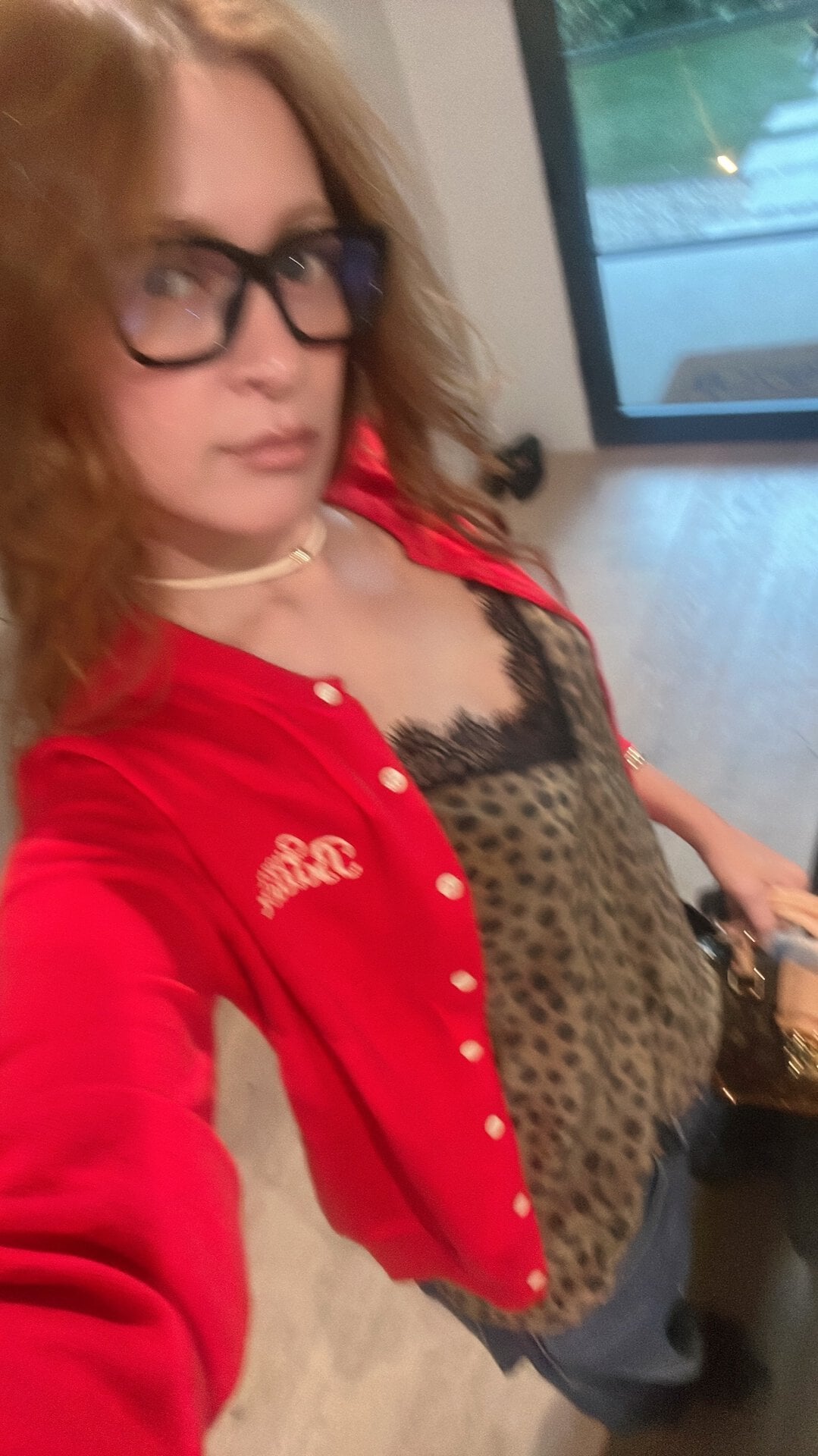 ドイツのブランド、MIKUTAのヒョウ柄のレースキャミはさらっとカーデに合わせて。