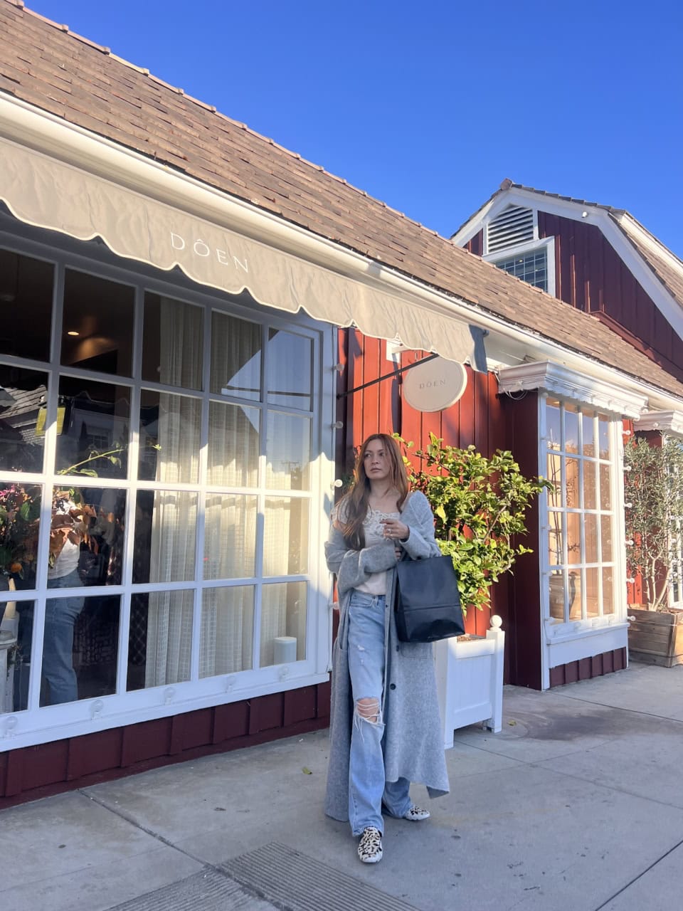 DOENのお店前で。この日もキャミにデニム、ロングカーデを合わせて。