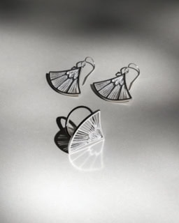 ピアス¥101,200、リング¥58,300（トーロウ）