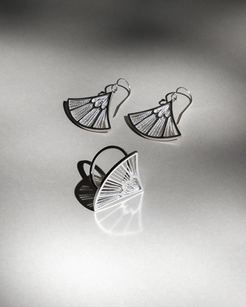 ピアス¥101,200、リング¥58,300（トーロウ）