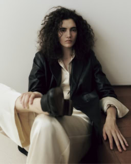 レザージャケット¥198,000、シャツ、パンツ各¥30,800（インパーフ）