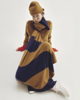 ニットキャップ¥20,900、ストール¥64,900（共にイーヨ）