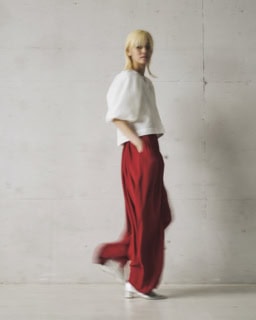 ブラウス¥37,400、パンツ¥36,300（レルム）