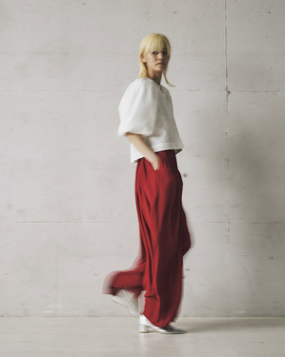 ブラウス¥37,400、パンツ¥36,300（レルム）