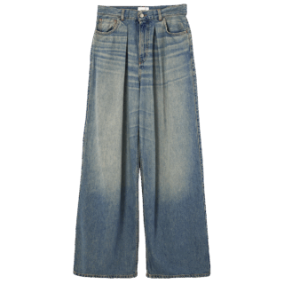 デニムパンツ¥53,900(ハイクル/ショールーム ロイト)