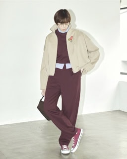 ブルゾン¥72,600（ダブルスタンダードクロージング／フィルム）、スエット¥18,700、パンツ¥29,700（共にロエフ／エイチ ビューティー＆ユース）、中に着たシャツ¥45,1 00（マッキントッシュ／マッキントッシュ 六本木ヒルズ店）、メガネ¥59,290（ミュウミュウ／ルックスオティカジャパン カスタマーサービス）、ブルゾンに付けたピンバッジ各¥500（全てLong Beach OMOTESANDO）、バッグ¥141,900（J＆M デヴィッドソン／J＆M デヴィッドソン カスタマーセンター）、スニーカー¥6,380（コンバース／コンバースインフォメーションセンター）