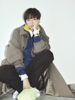 コート¥88,000（エモエレ／アダム エ ロペ）、中に着たジャケット¥20,680（チャンピオン／ヘインズブランズジャパン　カスタマーセンター）、ブラウス¥28,380（オブラダ／シンチ）、パンツ¥23,100（ザ・シンゾーン／シンゾーン 表参道本店）、時計¥8,800（カシオ クラシック／カシオ計算機 お客様相談室）、バッグ¥2,970（スピード／ゴールドウイン カスタマーサービスセンター）、スニーカー¥7,150（ヴァンズ／VANS JAPAN カスタマーサポート）