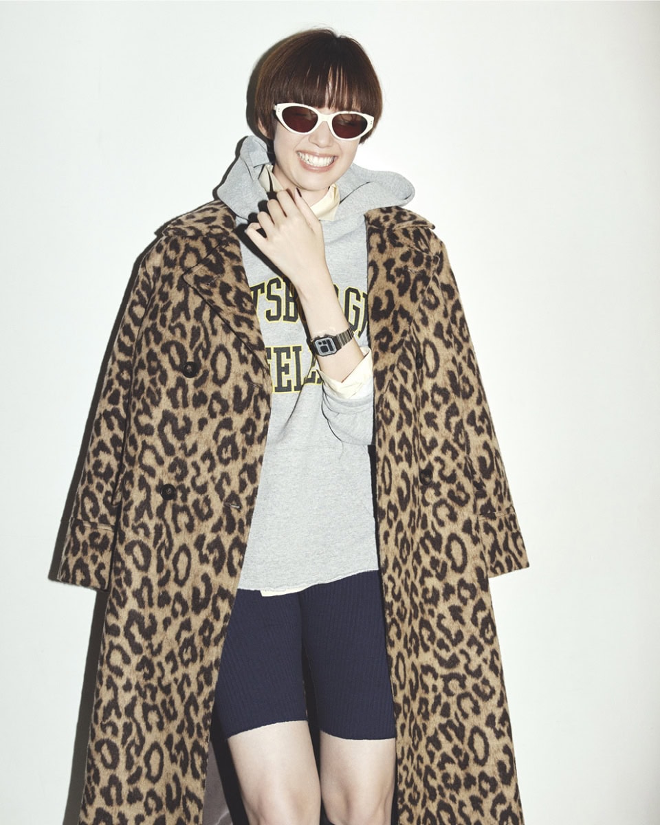 コート¥99,000（バウム・ウンド・ヘルガーテン／S＆T）、フーディスエット¥29,700（77サーカ）、中に着たシャツ¥59,400（エイトン／エイトン青山）、パンツ¥9,680（ザハイライツ）、サングラス¥25,800（カリン／スタードリーム ジャパン）、時計¥8,800（カシオ クラシック／カシオ計算機 お客様相談室）、ブーツ¥121,000（ダブルスタンダードクロージング／フィルム）