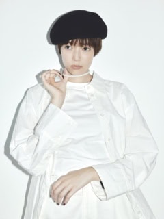 ベレー帽¥30,800（フミエタナカ／ドール）、ピアス¥28,600（カドー）、ネックレス¥42,900（カドー × シンゾーン／共にシンゾーン 表参道本店）、シャツ¥54,780（サヤカ デイヴィス／ショールーム セッション）、Tシャツ¥1,870（ヘインズ／ヘインズジャパン カスタマーセンター）