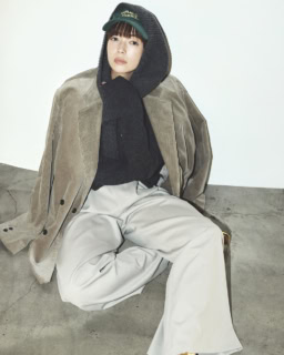 ジャケット※メンズ¥68,200、パンツ¥46,200(共にグラフペーパー/グラフペーパー 東京)、カーディガン¥41,800(ジェーン スミス/ジョン メイソン スミス ジェーン スミス ストア)、フーディストール¥22,000(ハイク/ボウルズ)、キャップ¥8,250(ザ シンゾーン/シンゾーン 表参道本店)、ブーツ¥89,100(ペリーコ/アマン)