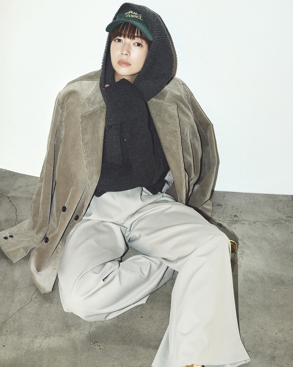 ジャケット※メンズ¥68,200、パンツ¥46,200(共にグラフペーパー/グラフペーパー 東京)、カーディガン¥41,800(ジェーン スミス/ジョン メイソン スミス ジェーン スミス ストア)、フーディストール¥22,000(ハイク/ボウルズ)、キャップ¥8,250(ザ シンゾーン/シンゾーン 表参道本店)、ブーツ¥89,100(ペリーコ/アマン)