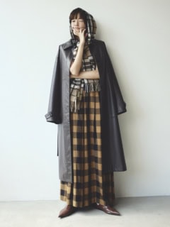 レザーコート¥42,900（シールームリン／シールームリン 神宮前店）、チェックパンツ¥50,600（ハイク／ボウルズ）、頭に巻いたストール¥39,600（トラディショナル ウェザーウェア／トラディショナル ウェザーウェア 渋谷店）、シューズ¥49,500（フミエタナカ／ドール）