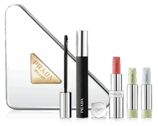 プラダ ビューティ クラッチ セット ¥25,300（プラダ ビューティ・10月31日数量限定発売）セット内容：スコープ ラッシュ エクステンディング ボリューム マスカラ、モノクローム ウェイトレス リップカラー （スムース ナイロン）B101、リップ バーム オプティマイジング ケア U000［リフィル］、同 ブラッシング ケア U001［リフィル］