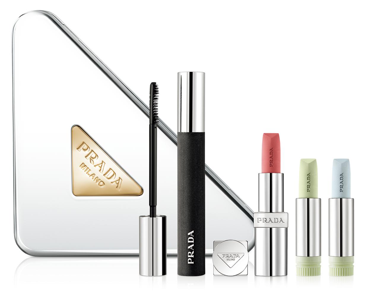プラダ ビューティ クラッチ セット ¥25,300（プラダ ビューティ・10月31日数量限定発売）セット内容：スコープ ラッシュ エクステンディング ボリューム マスカラ、モノクローム ウェイトレス リップカラー （スムース ナイロン）B101、リップ バーム オプティマイジング ケア U000［リフィル］、同 ブラッシング ケア U001［リフィル］