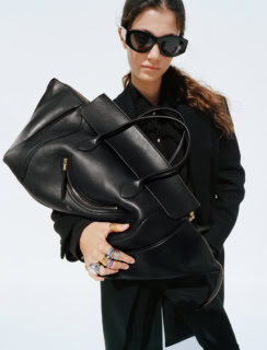 バッグ〈ニューラゲージスマイルバリエーション ラージサイズ〉［H27×W44×D20㎝］¥759,000（セリーヌ／セリーヌ ジャパン）