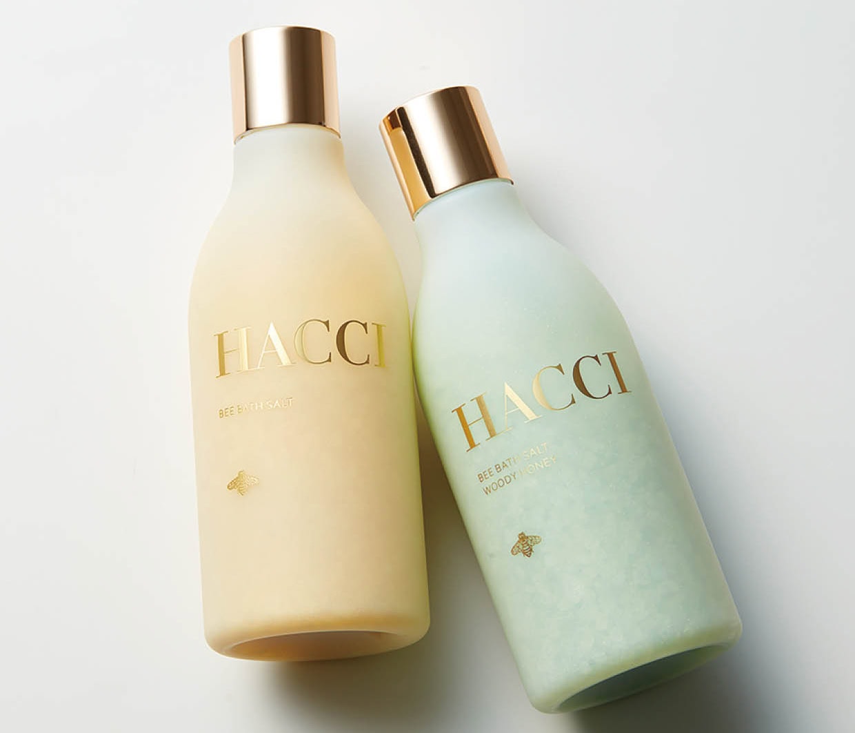 左から：BEE バスソルト ミルキーハニー、同 ウッディハニー 各300g 各¥4,400（共にHACCI・12月1日発売）
