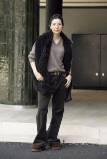 ブラウントーンでまとめたカジュアルスタイルは、旬のファーベストを羽織って華やかに。ニットやファー、コーデュロイなどウォーミーな素材感にメリハリをもたらすのはやっぱりメタルフレームの眼鏡♪